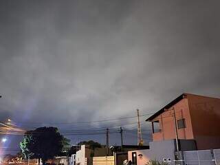 Céu nublado em Dourados no final da tarde desta quinta-feira (Foto: Helio de Freitas)