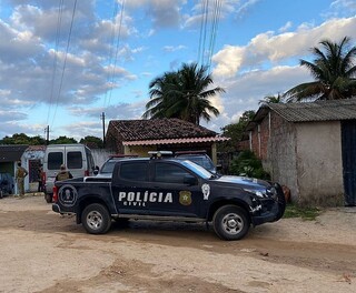 Equipes da Polícia Civil de Alagoas durante o cumprimento do mandado (Foto: Divulgação | PCAL)