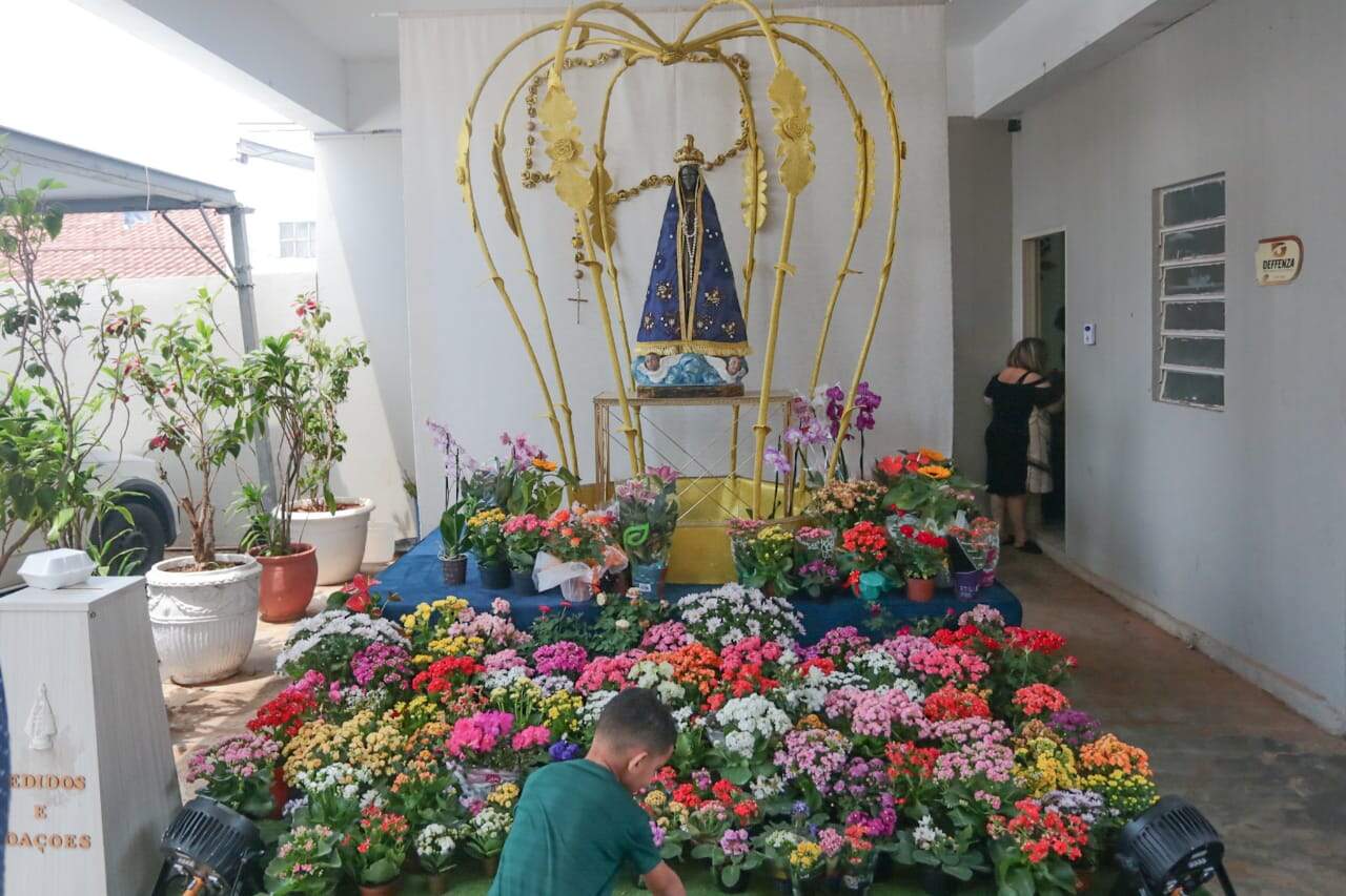 Crianças e adultos enchem paróquia de flores como presente à Aparecida
