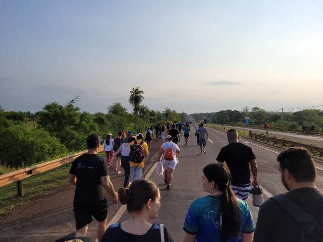 Romeiros caminham por 20 km at&eacute; santu&aacute;rio para celebrar Dia da Padroeira