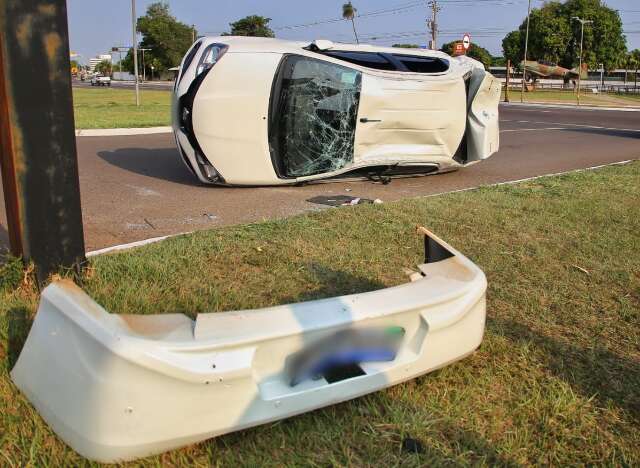 Carro roda na pista, bate em caminh&atilde;o e capota na Duque de Caxias