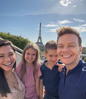 Nos últimos dias casal compartilha rotina de viagens com os filhos na capital da França, Paris, com os seguidores (Foto: Instagram)