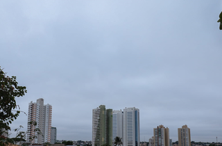 Amanhecer com céu nublado em Campo Grande na manhã desta sexta-feira Foto: Henrique Kawaminami)