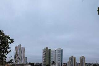 Céu coberto nesta manhã visto do Jardim dos Estados, em Campo Grande (Foto: Henrique Kawaminami)