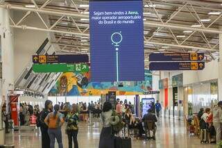 Painel ligado anuncia chegada da Aena (Foto: Henrique Kawaminami)