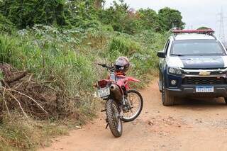 Moto encontrada em frente ao local do achado do cadáver. (Foto: Henrique Kawaminami)