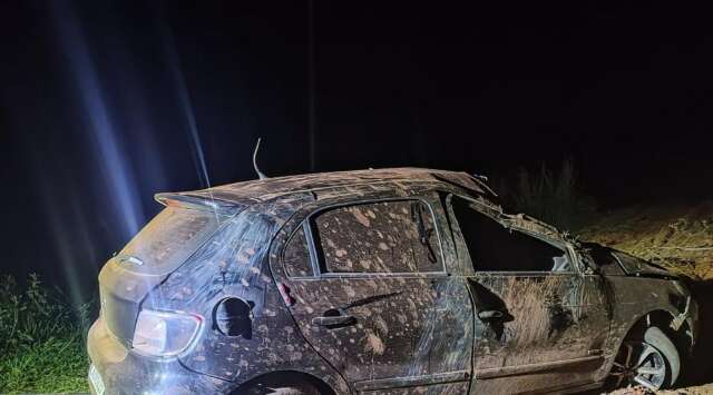 Ap&oacute;s capotagem, carro &eacute; abandonado destru&iacute;do &agrave;s margens de rodovia