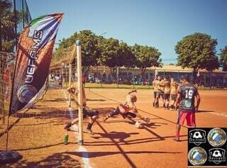 Zagueiro defendendo bola na meta em campo de terra batida da Liga Terrão (Foto: Divulgação/Uefams)