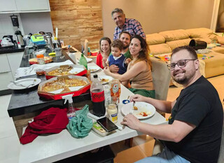 Com sobrinho no colo, Ely Silveira curtiu noite em Florianópolis com a família (Foto: Arquivo de família)