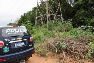 Viatura da Polícia Militar em frente ao local onde homem foi achado. (Foto: Henrique Kawaminami)