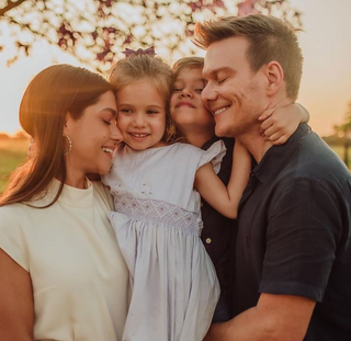 Família: cantor Michel Teló abraçado com a esposa Thaís Fersoza e os filhos Melinda e Teodoro (Foto: Instagram)