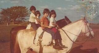 Governador Eduardo Riedel (camiseta vermelha) quando era criança, passeando a cavalo com irmão e as primas. (Foto: Reprodução)