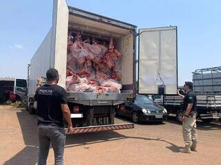 Carga de 18 toneladas de carne no dia em que houve a apreensão (Foto: Dayene Paz)