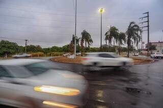 Veículos em alta velocidade no cruzamento entre a Avenida Tamandaré e a Euler de Azevedo (Foto: Marcos Maluf)