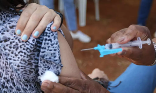 Profissional da saúde aplica dose de vacina em jovem. (Foto: José Cruz/Agência Brasil)