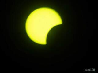 Eclipse em Três Lagoas em foto feita através da lente para máscara de soldador nº 12, de cor verde (Foto: Wilmar Carrilho/Divulgação)