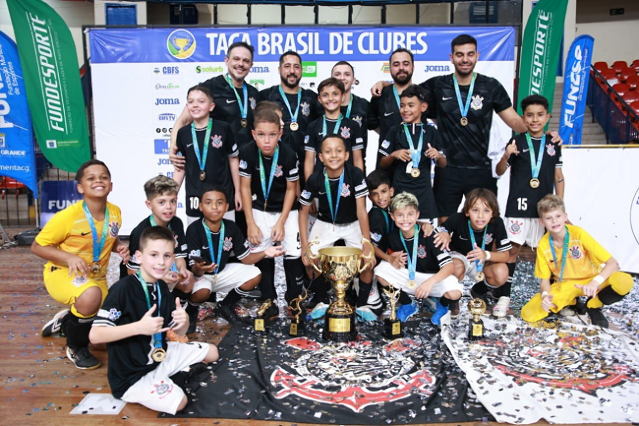 Corinthians atropela time do Pernambuco e fatura t&iacute;tulo invicto no Guanandiz&atilde;o