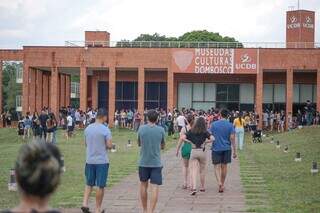 Evento reuniu multidão em frente ao Museu das Culturas Dom Bosco (Foto: Marcos Maluf)