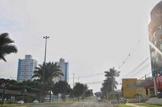 Sábado começou com céu aberto em Campo Grande (Foto: Paulo Francis)