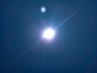 Registro do sol no céu da Capital através de lente de óculos escuros por volta das 10h (Foto: Simão Nogueira)