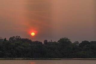 Nascer do Sol no Lago do Amor, em Campo Grande (Foto: Henrique Kawaminami) 