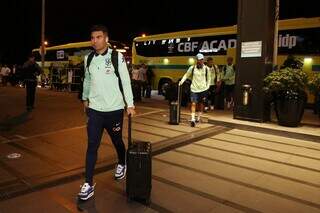 Volante Casemiro chegando ao local de hospedagem da Seleção em Montevideo (Foto: Vitor Silva/CBF)