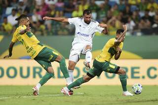 Zagueiro do Cruzeiro, Luciano Castán, dividindo bola contra jogadores do Cuiabá (Foto: Divulgação/Cruzeiro)