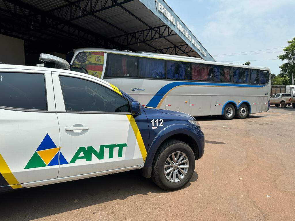 Fiscalização intercepta ônibus clandestino com 44 passageiros bolivianos