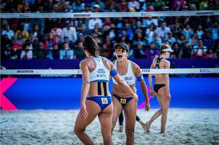 Victoria e Tainá durante partida de eliminação para as americanas (Foto: Federação Internacional de Vôlei)