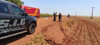 Viatura da Polícia Civil, dos bombeiros e o corpo da vítima do acidente. (Foto: Rio Brilhante em Tempo Real)