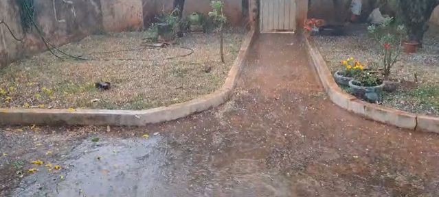 Chuva de granizo de 15 minutos, com vento forte, deixa moradores no escuro