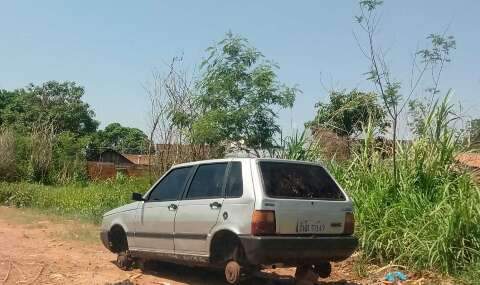 Com placa de Kombi 94, Fiat Uno &eacute; &ldquo;depenado&rdquo; no meio do Guanandi