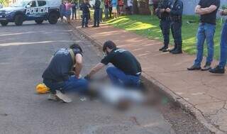 Corpo da vítima, peritos e policiais no local do assassinato. (Foto: Adilson Domingos)