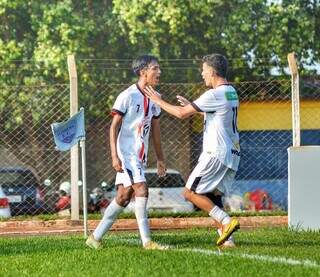 Jogadores do Ismaily comemorando gol na partida diante do Aefa (Foto: @clavaphotos @edcarloscaladoo)