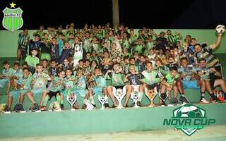 Jogadores do Náutico comemoram desempenho com medalhas e prêmios (Foto: Divulgação)