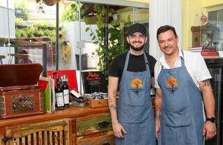 Arthur Lucena e Rodrigo Alvarenga são sócios e chefs de cozinha do restaurante. (Foto: Juliano Almeida)