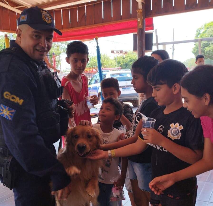 Brincadeiras e cães da Guarda fazem o Dia das Crianças na Coophavila 