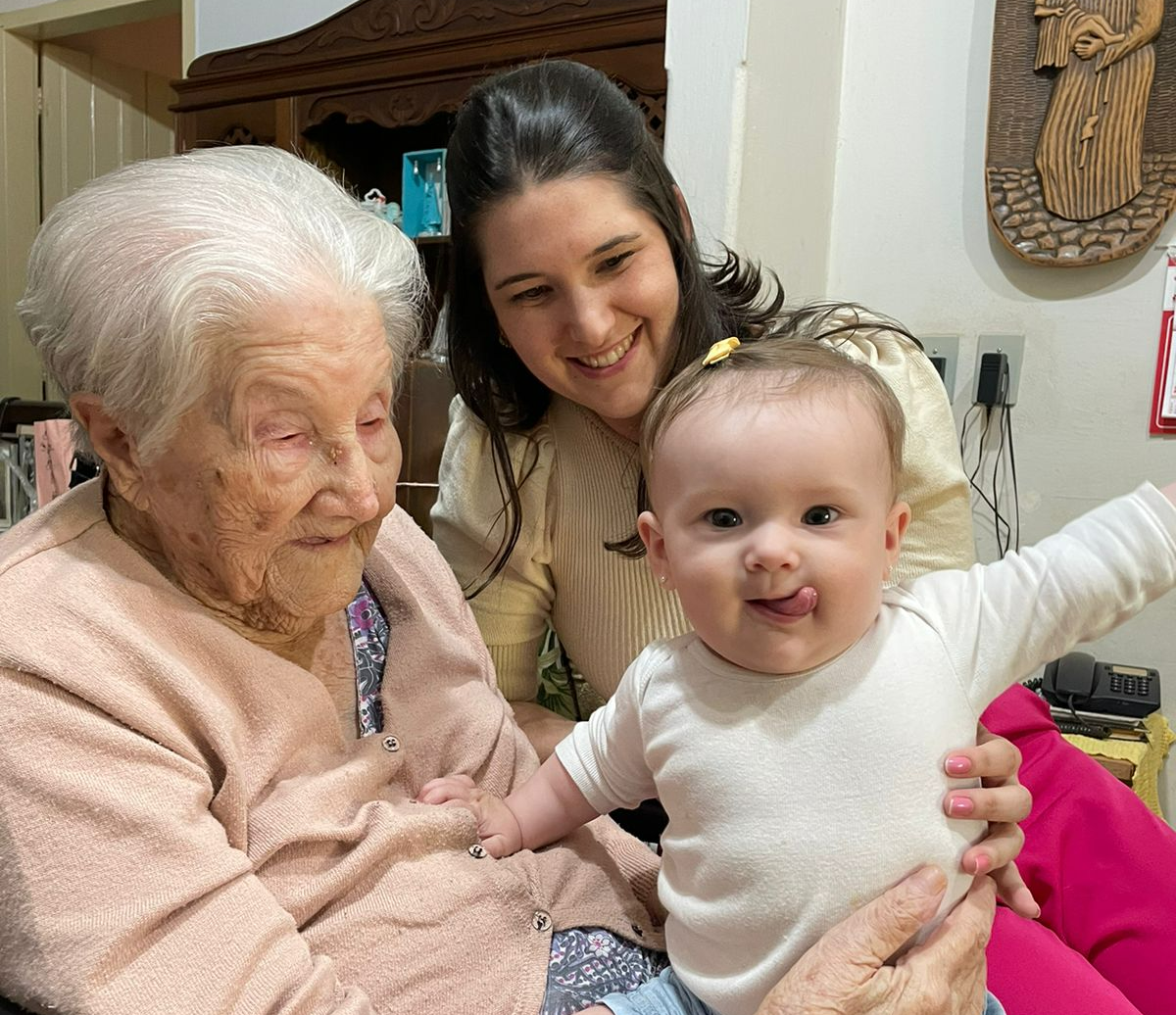 Privilégio da família é encontro de Helena com trisavó de 106 anos
