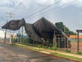 Durante tempestade, tendas caem em rede elétrica, Avenida Brasil, em Chapadão do Sul (Foto: Corpo de Bombeiros)