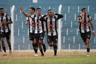 Jogadores do Corumbaense comemorando gol da virada (Foto: @eduardofotoms)