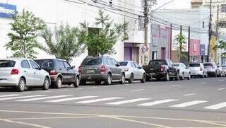 Carros estacionados na Rua 15 de Novembro. (Foto: Alex Machado)