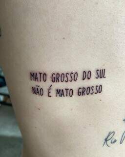 Dessa vez ele apostou numa tatuagem para avisar aos perdidos de carteirinha que Mato Grosso do Sul não é Mato Grosso.