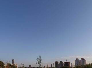 Céu aberto nesta manhã em Campo Grande (Foto: Henrique Kawaminami)