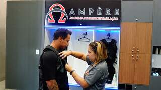 Com mensalidades a partir de R$ 495, a academia Ampère é uma alternativa muito mais barata do que pagar por musculação convencional ou um personal trainer.