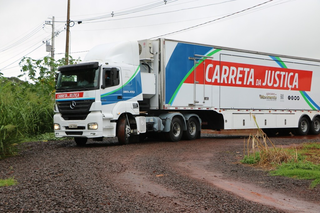 A Carreta da Justiça, estacionada em uma estrada vicinal. (Foto: Reprodução/TJMS)