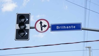 Semáforo desligado entre a Rua Brilhante e a Rua Hermenegildo (Foto: Alex Machado)