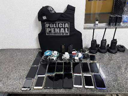 Polícia apreende 73 celulares e transfere 16 detentos após operação em Máxima