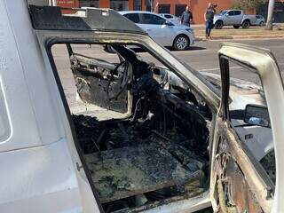 Carro foi destruído pelo fogo (Foto: Bruna Marques 