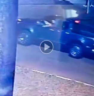 Vídeo mostra momento em que motociclista é atingido por caminhonete