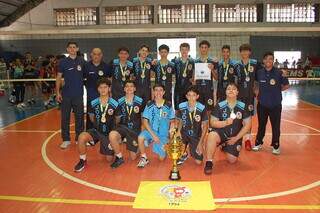 Equipe masculina da Escolinha Pezão, de Campo Grande, com o troféu (Foto: Divulgação/FVMS)